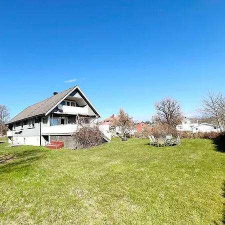 Family Friendly, Quiet, Spacious 4* Hvasser